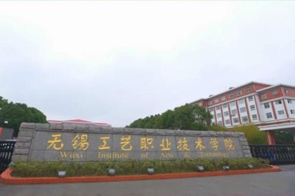 宜興工藝職業(yè)技術(shù)學院  防靜電地板 13000㎡.jpg